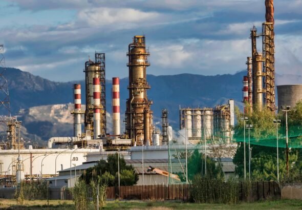 “WTI crude oil price chart showing decline near $64.50 amid U.S. inventory draw and geopolitical risks”