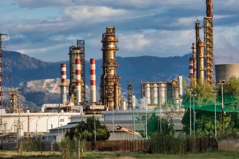 “WTI crude oil price chart showing decline near $64.50 amid U.S. inventory draw and geopolitical risks”
